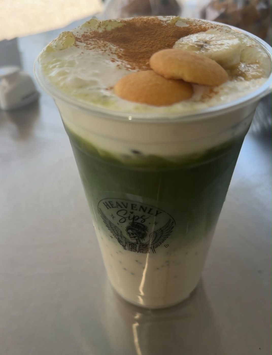 Banana matcha topped with vanilla wafers and banana